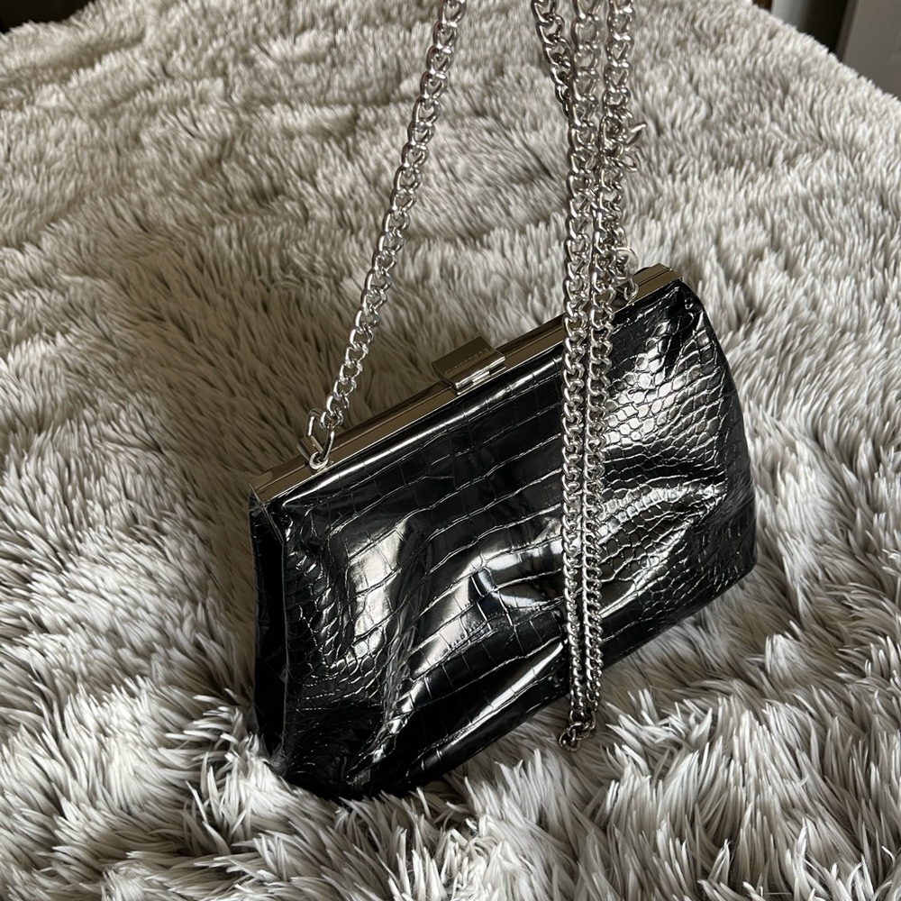Elegant Black Crocodile-Embossed Chain Bag